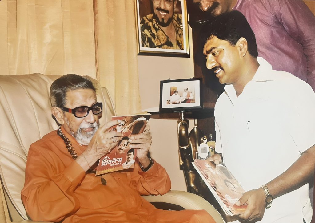 आयुष्यातील सुवर्णक्षण - हिंदुहृदयसम्राट वंदनीय शिवसेनाप्रमुख बाळासाहेब ठाकरे ह्यांना शाखाप्रमुख पदाचा कार्यअहवाल सादर करताना.